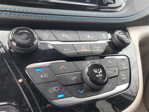 Used 2021 Chrysler Pacifica Touring w/ Uconnect Theater Family Group image 28