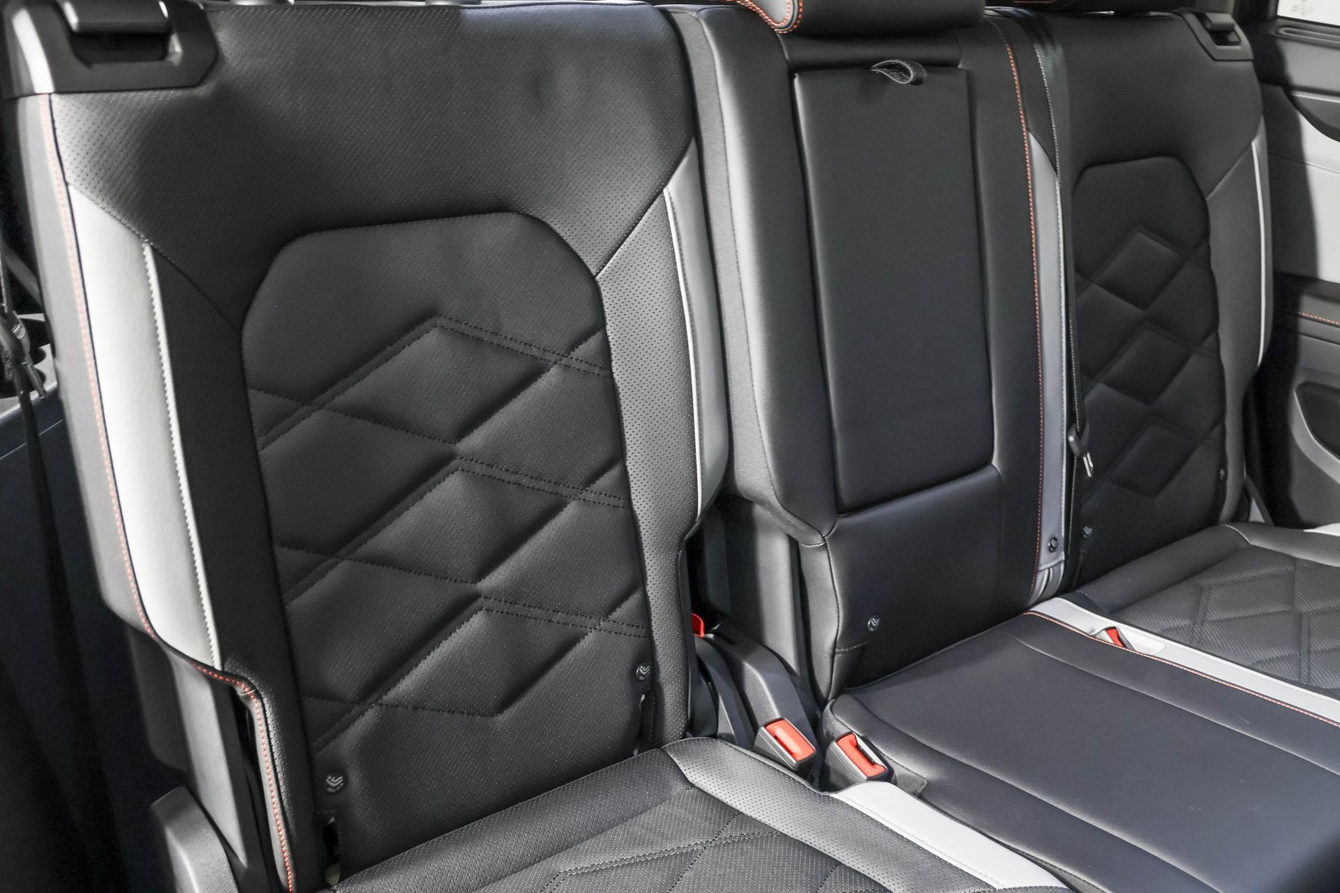 Used 2025 Volkswagen Atlas Peak Edition SE AWD/4WD image 43