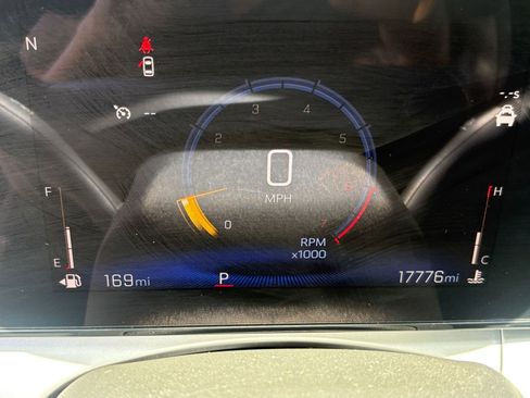 Used 2025 Chevrolet Trax LT FWD image 39