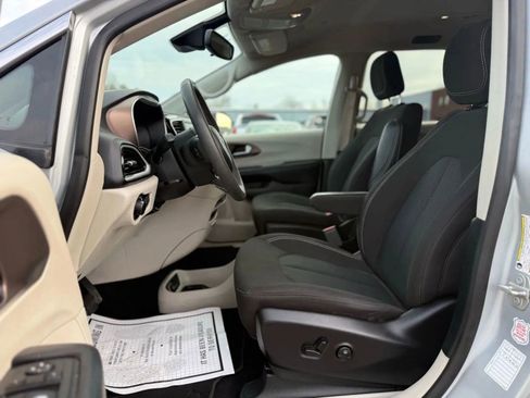 Used 2023 Chrysler Voyager LX FWD image 11