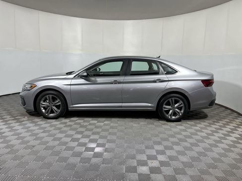 Used 2024 Volkswagen Jetta SE FWD image 5