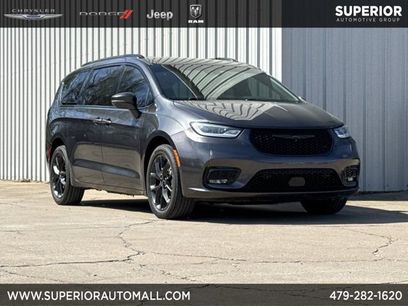 Used 2022 Chrysler Pacifica Touring-L w/ Uconnect Theater Family Group