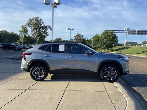 Used 2025 Chevrolet Trax LT w/ LT Convenience Package FWD image 11