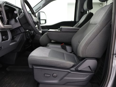 Used 2025 Ford F250 XLT w/ Black Appearance Package AWD/4WD image 8