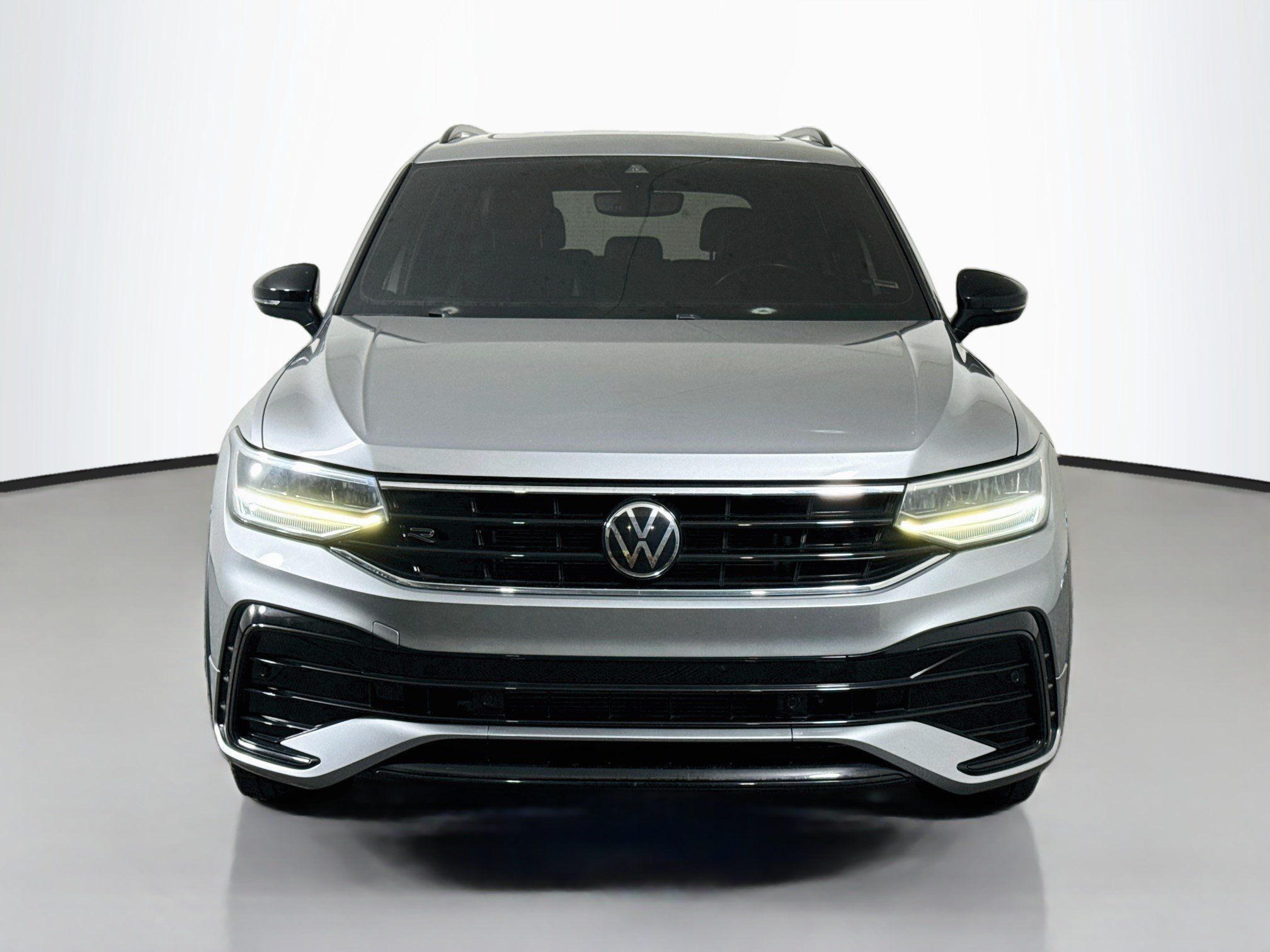 Used 2022 Volkswagen Tiguan SE R-Line FWD image 2