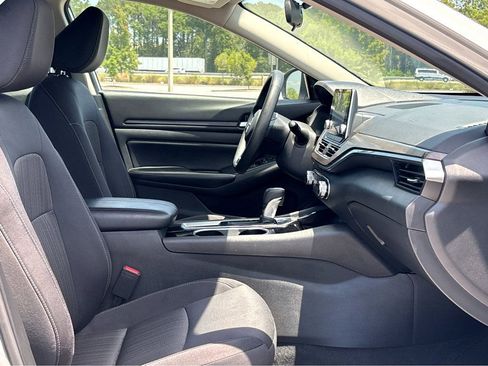 Used 2024 Nissan Altima 2.5 SV FWD image 8