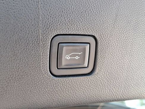 Used 2023 Chevrolet Traverse Premier FWD image 23