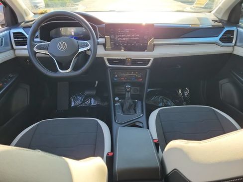 Certified 2025 Volkswagen Taos SE FWD image 12