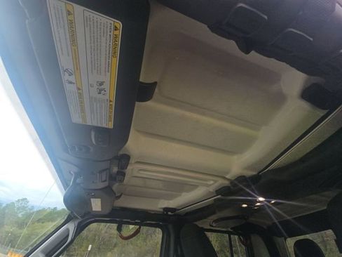 Used 2021 Jeep Gladiator Willys image 11