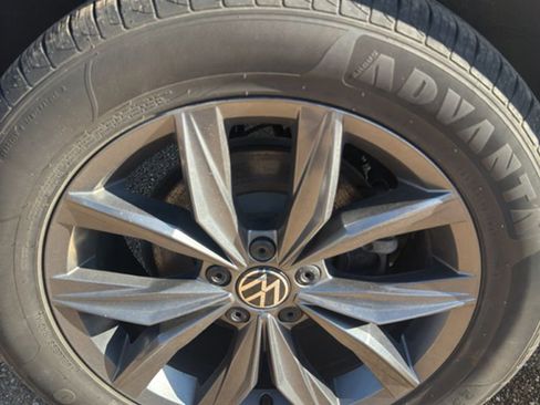 Used 2024 Volkswagen Tiguan SE image 10