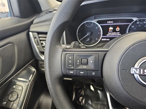 Used 2024 Nissan Rogue SV image 17
