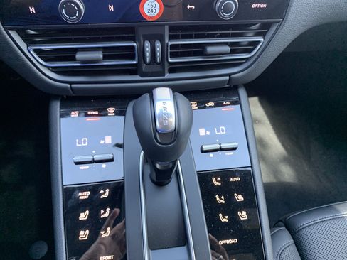 Used 2025 Porsche Macan AWD/4WD image 26