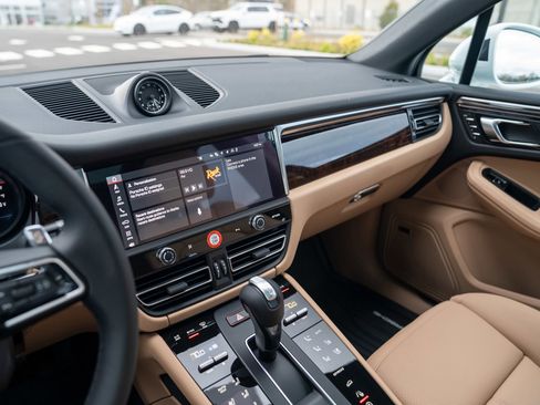 New 2026 Porsche Macan image 17