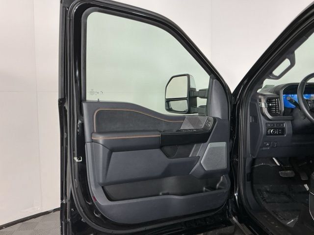 Used 2023 Ford F350 Platinum w/ FX4 Off-Road Package AWD/4WD image 17