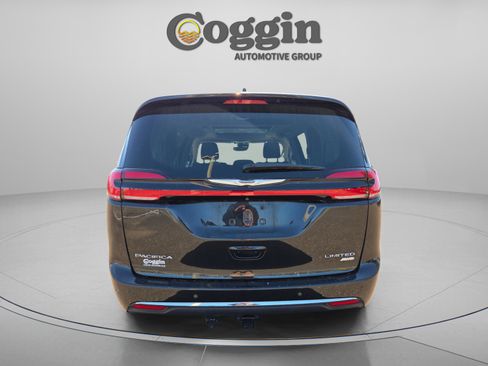 Used 2023 Chrysler Pacifica Limited w/ Uconnect Theater Family Group image 5