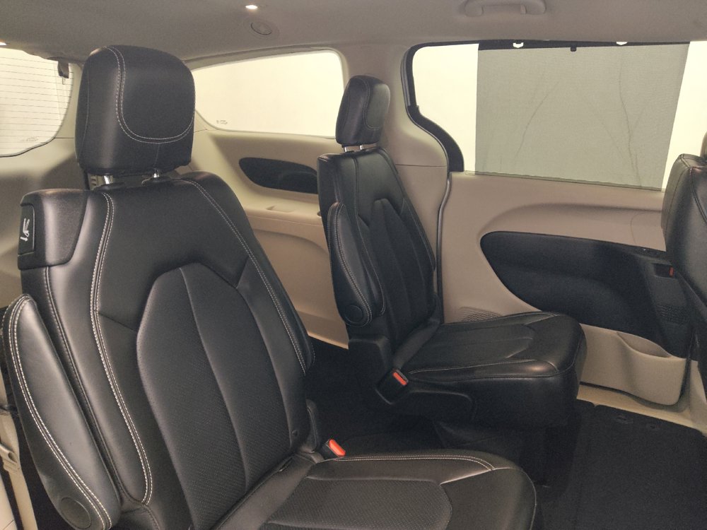 Used 2024 Chrysler Pacifica Touring-L FWD image 19