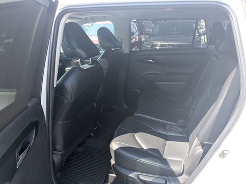 Used 2022 Toyota Highlander XLE AWD/4WD image 30