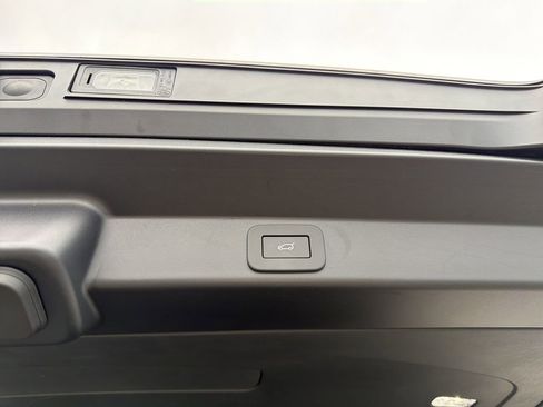 Used 2025 Land Rover Range Rover Sport SE image 13