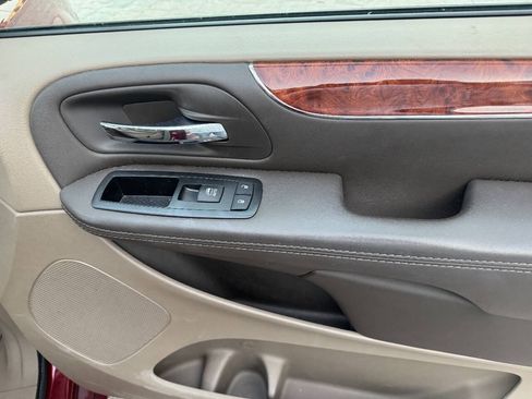 Used 2014 Chrysler Town & Country Touring-L w/ Driver Convenience Group FWD image 16