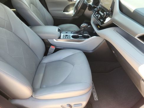 Used 2024 Toyota Highlander Platinum FWD image 24