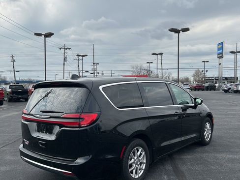 Used 2024 Chrysler Pacifica Touring-L image 18