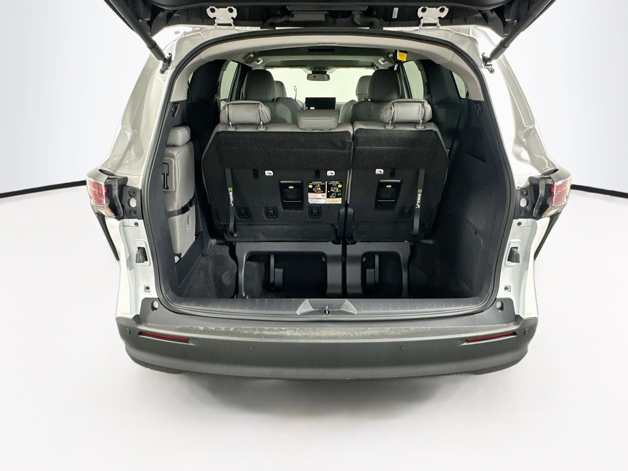 Used 2026 Toyota Sienna XLE FWD image 32