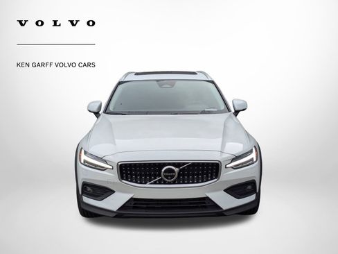 Certified 2025 Volvo V60 B5 Cross Country Plus image 9