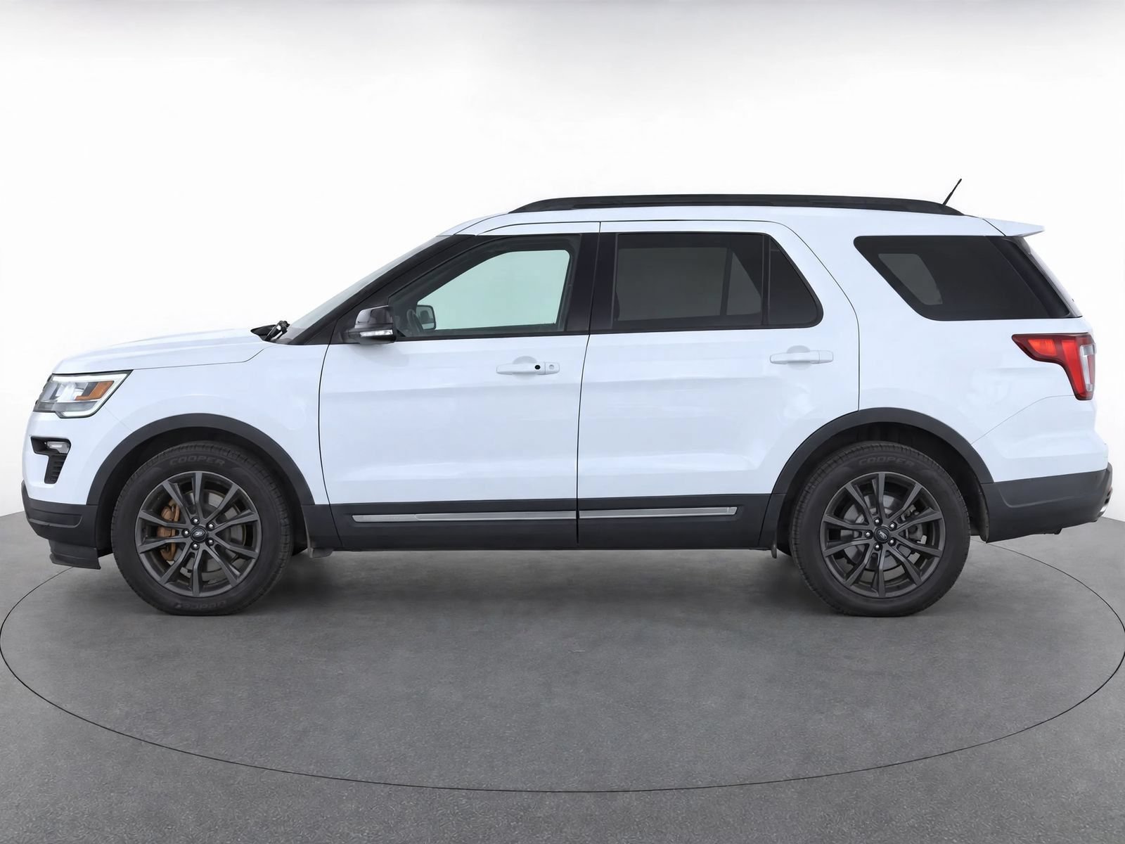 Used 2018 Ford Explorer XLT w/ Equipment Group 202A FWD image 3