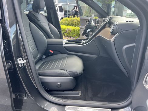 Used 2025 Mercedes-Benz GLC 300 4MATIC image 34