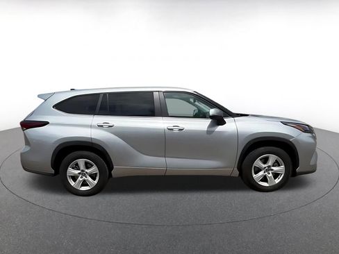 Used 2025 Toyota Highlander LE FWD image 9