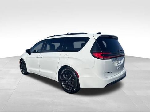 Used 2025 Chrysler Pacifica Limited image 3