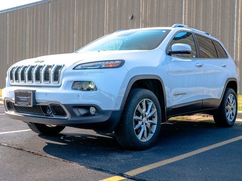 Used 2017 Jeep Cherokee Limited w/ Luxury Group AWD/4WD image 4