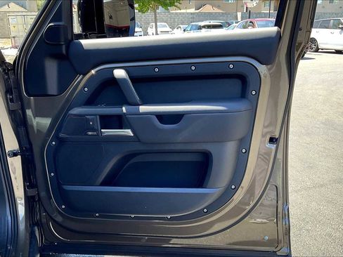 New 2025 Land Rover Defender 110 X-Dynamic SE image 30