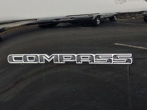 Used 2024 Jeep Compass Latitude image 30