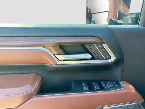 Used 2025 GMC Sierra 2500 Denali Ultimate image 9