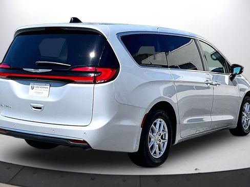 Used 2024 Chrysler Pacifica Touring-L FWD image 9
