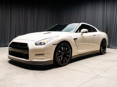 Used 2015 Nissan GT-R Premium image 19