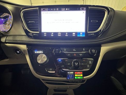 Used 2022 Chrysler Pacifica Touring-L FWD image 34