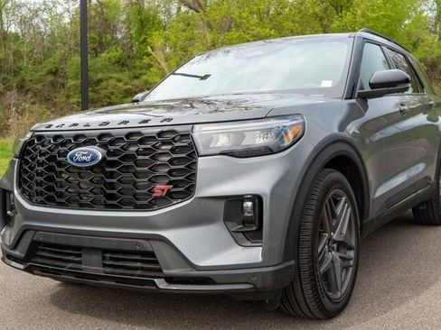 Used 2025 Ford Explorer ST AWD/4WD image 2