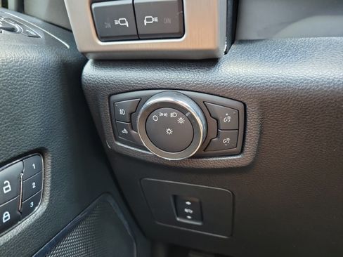 Used 2016 Ford F150 Platinum w/ Equipment Group 701A Luxury AWD/4WD image 19