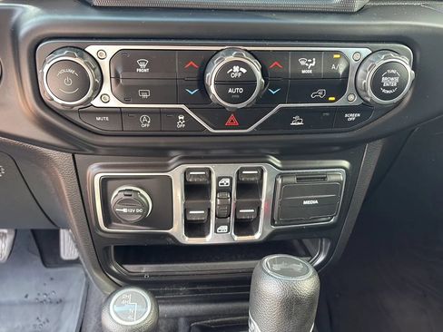 Used 2021 Jeep Wrangler Unlimited Sahara w/ Uconnect 4C Nav & Sound Group AWD/4WD image 23