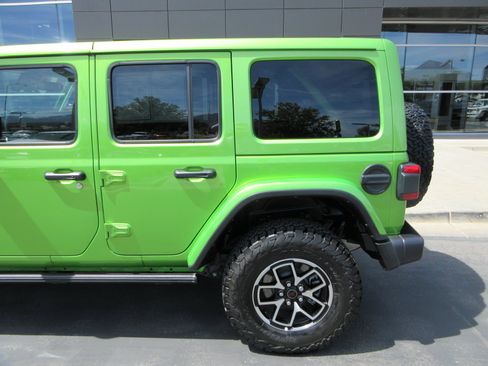 Used 2025 Jeep Wrangler Unlimited Rubicon w/ Convenience Group AWD/4WD image 8