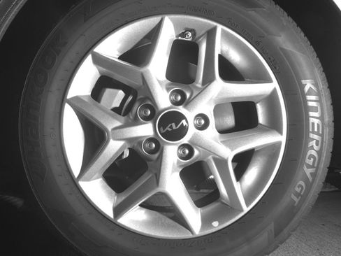 Used 2025 Kia Soul LX w/ LX Technology Package FWD image 12