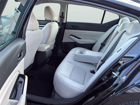 Used 2023 Nissan Altima 2.5 SV w/ SV Premium Package image 16