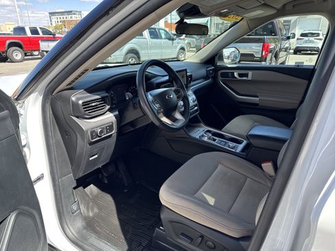 Used 2023 Ford Explorer XLT AWD/4WD image 2