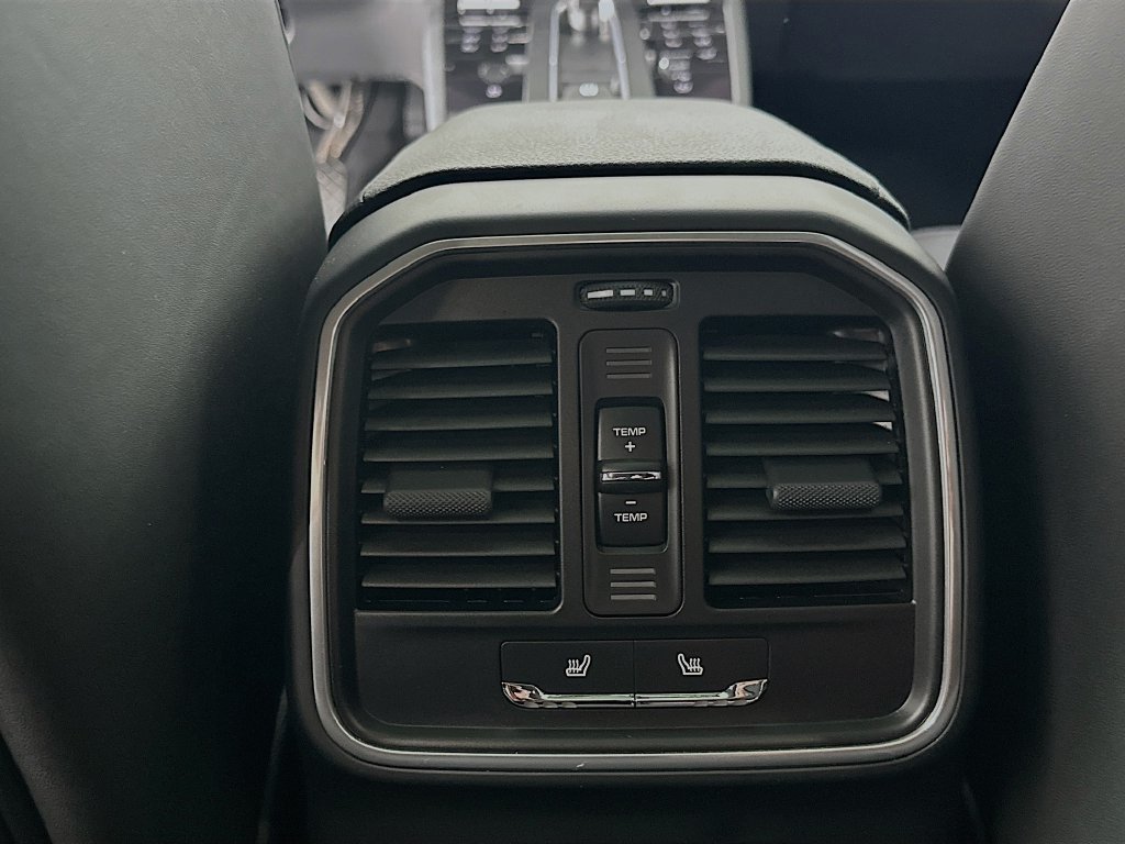 Certified 2025 Porsche Macan AWD/4WD image 27
