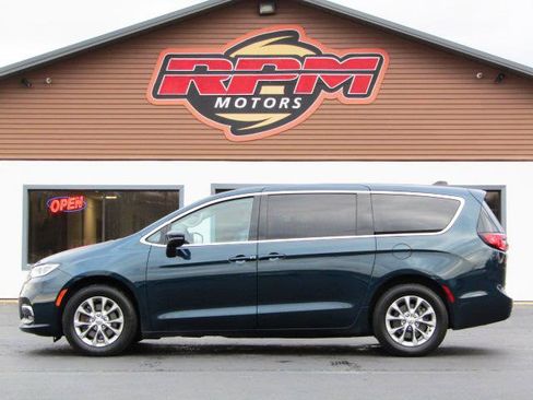 Used 2023 Chrysler Pacifica Touring-L image 4