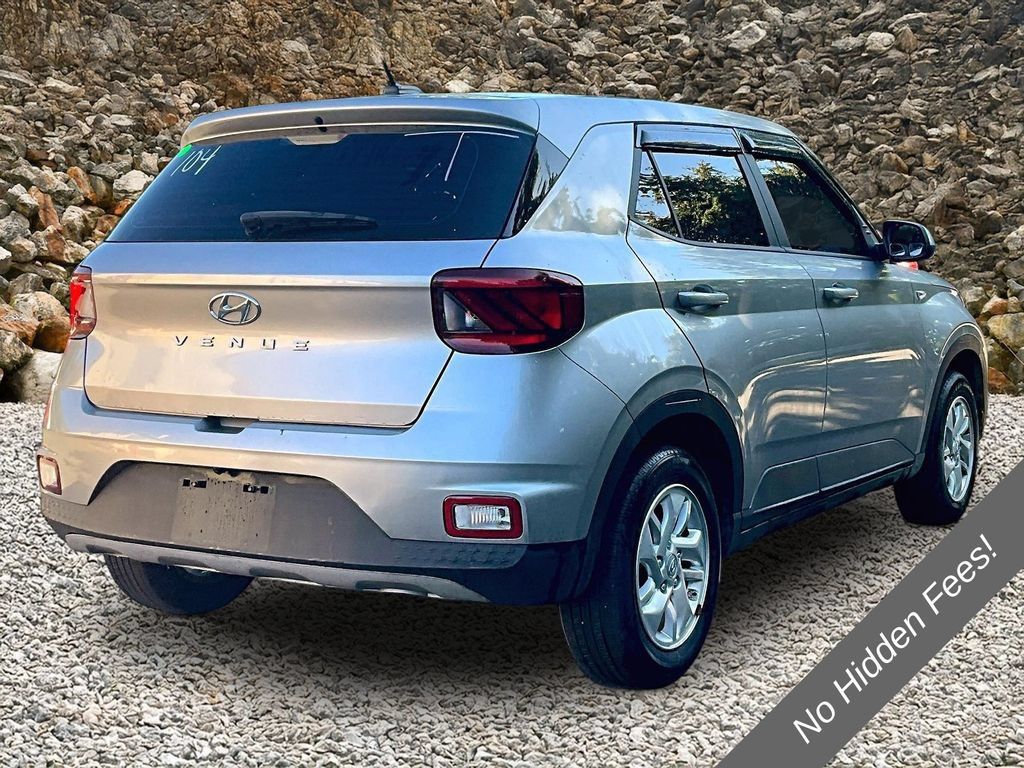 Used 2024 Hyundai Venue SE FWD image 2