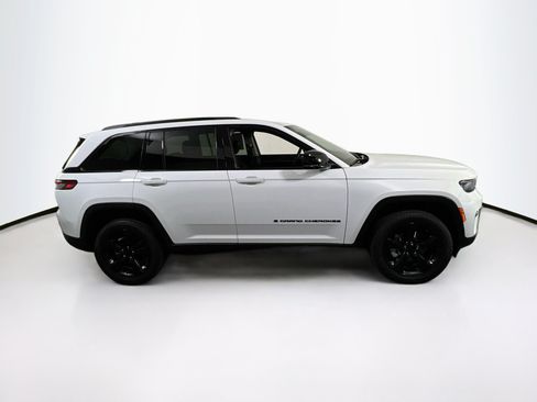 Used 2023 Jeep Grand Cherokee Limited w/ Black Appearance Package AWD/4WD image 4