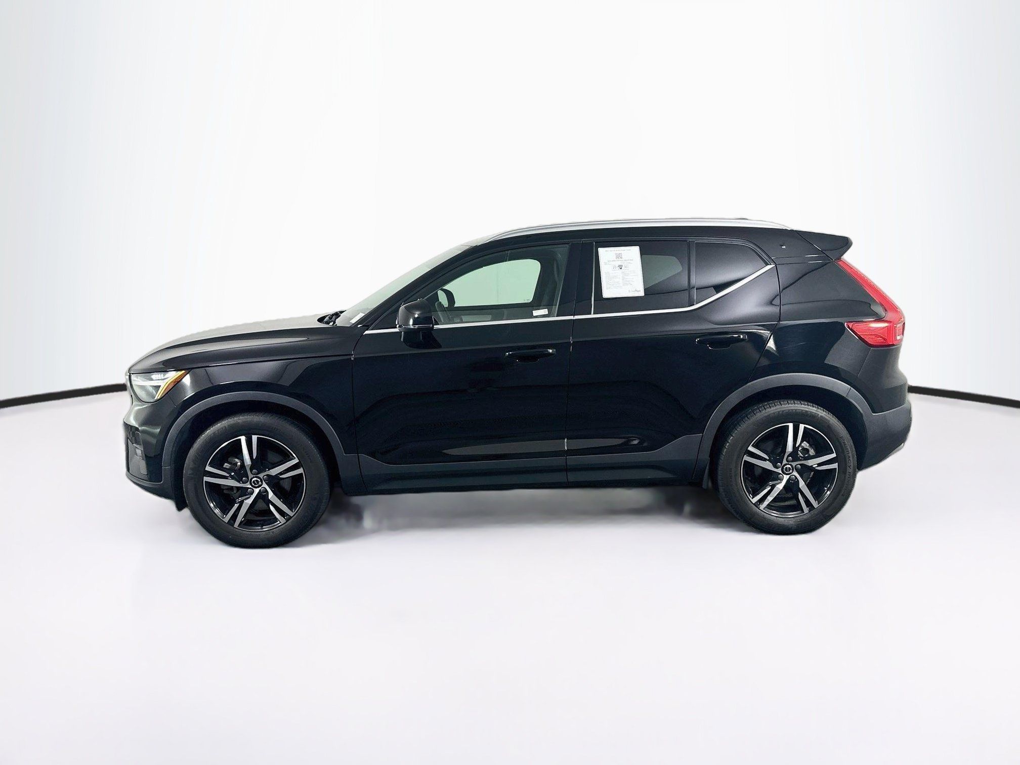 Used 2023 Volvo XC40 B5 Plus AWD/4WD image 4